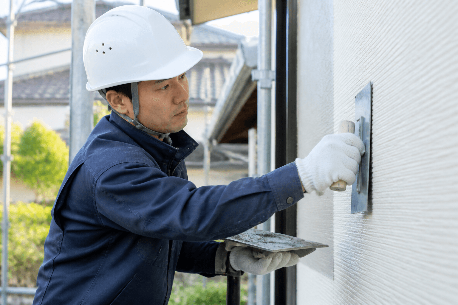 外壁の仕上げ作業をする職人